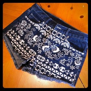 Flower design jean shorts